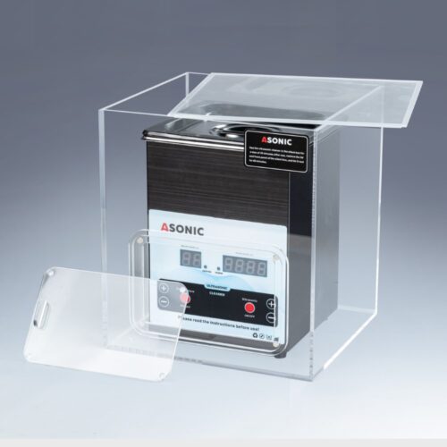 Nyitott csendes doboz, benne egy 2 literes ASONIC ultrahangos tisztító berendezéssel, amelyet úgy terveztek, hogy csökkentse a működés közbeni zajt.